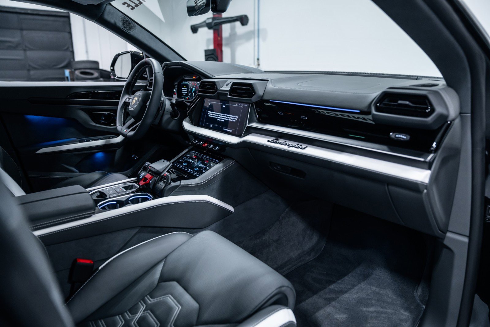 Used 2025 Lamborghini Urus SE image 12