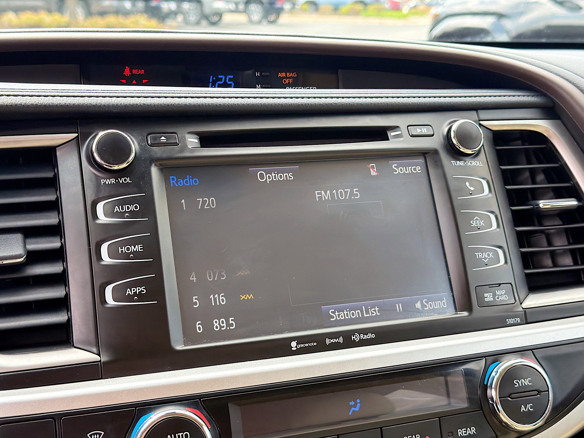 Used 2017 Toyota Highlander XLE image 11