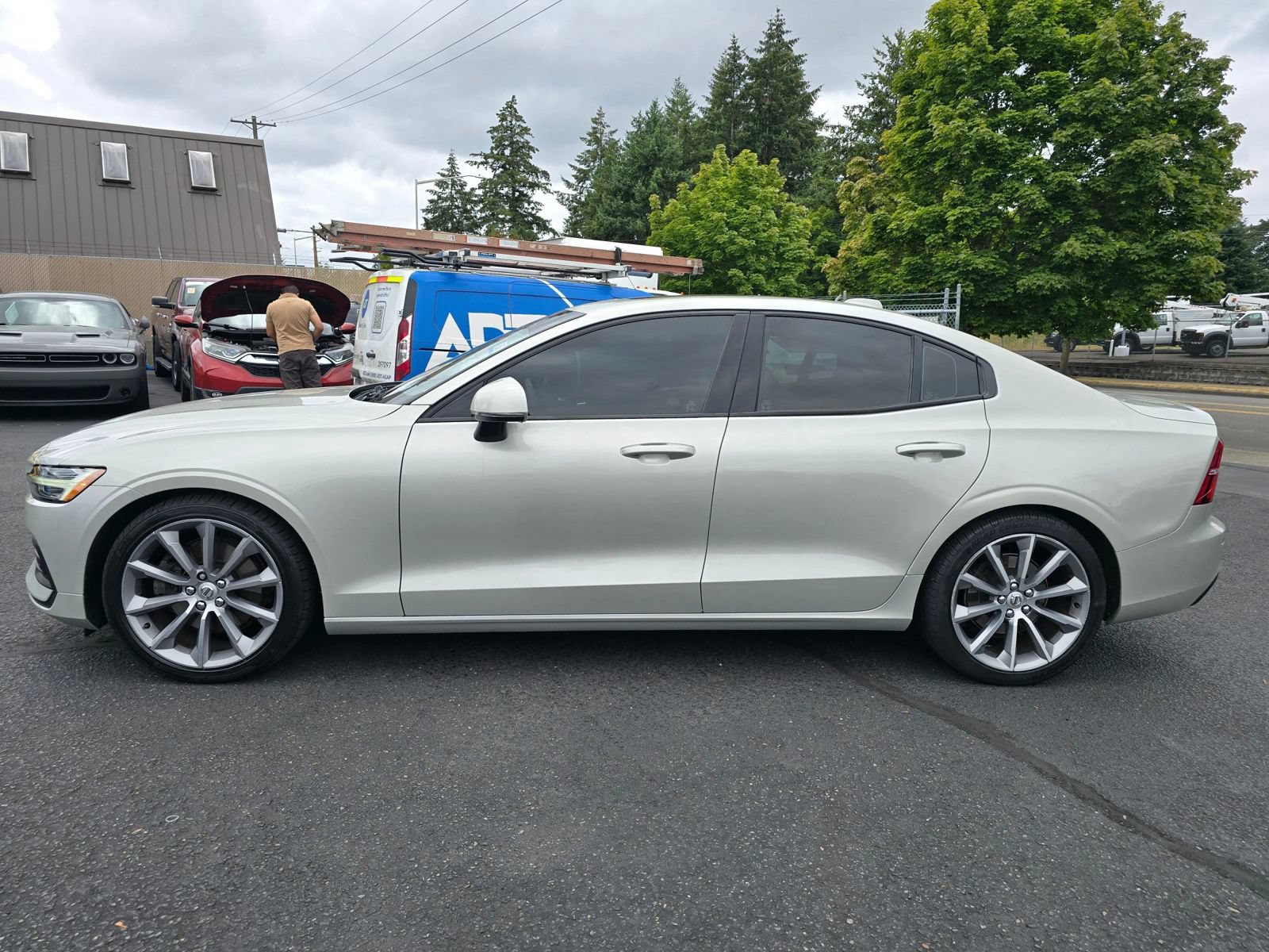 Used 2019 Volvo S60 T5 Momentum w/ Multimedia Package FWD image 2