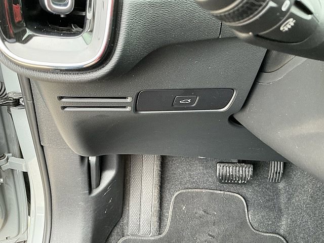 Certified 2025 Volvo XC40 B5 Core image 21