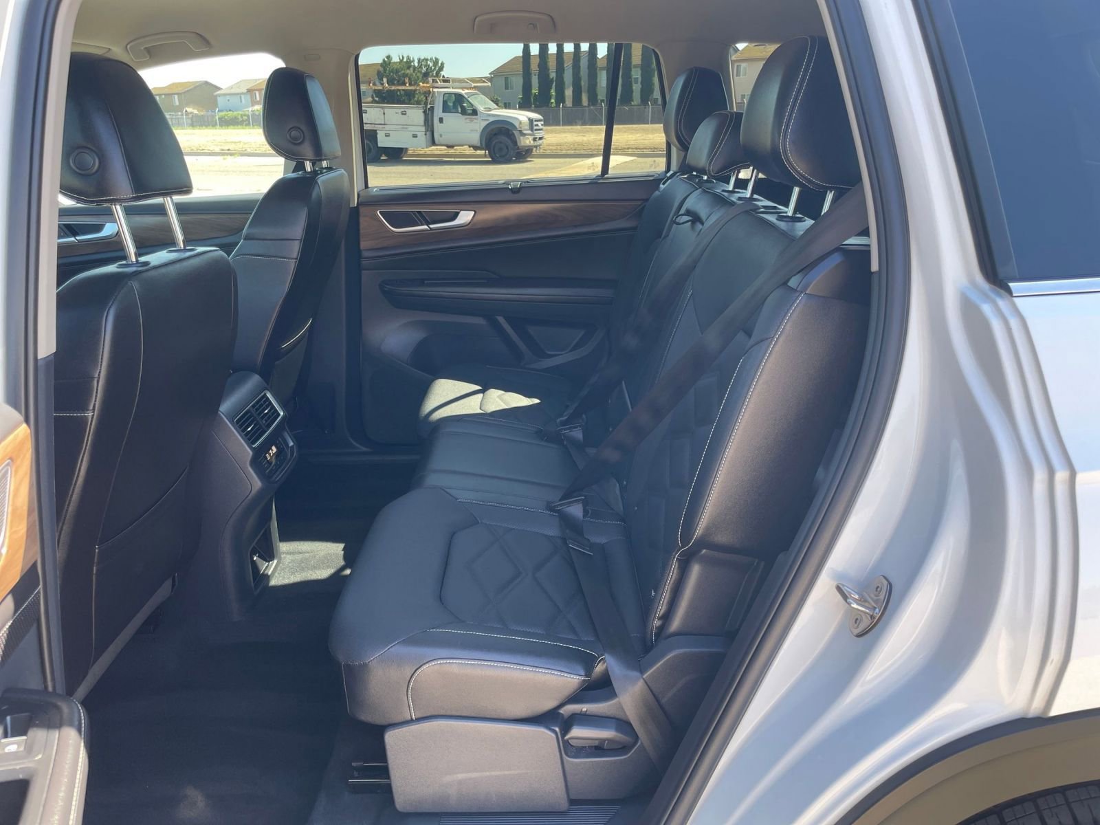 Used 2025 Volkswagen Atlas SE image 28