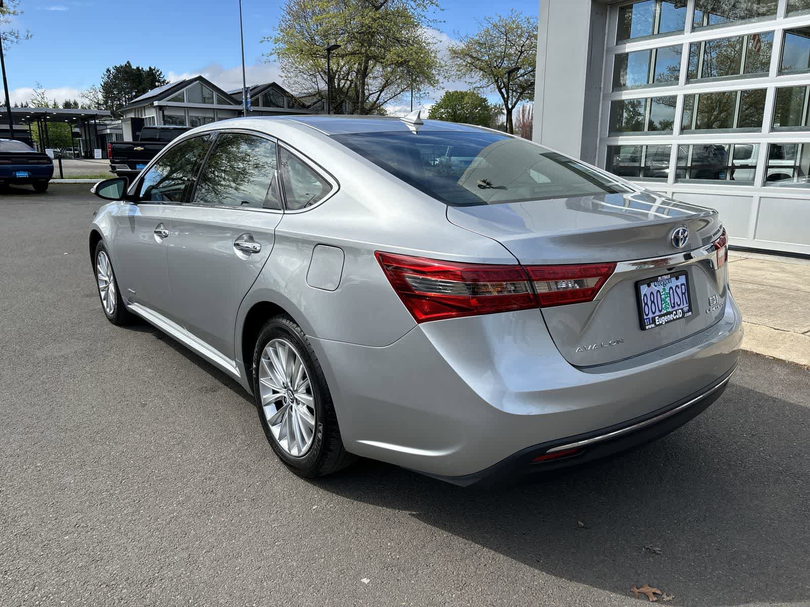 Used 2018 Toyota Avalon Limited w/ Carpet Mat Package FWD image 3