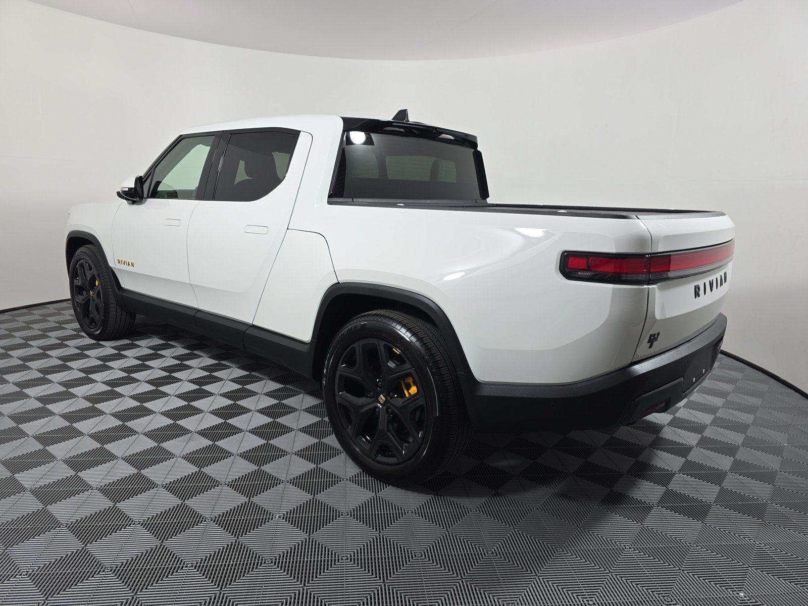 Used 2025 Rivian R1T Premium AWD/4WD image 3