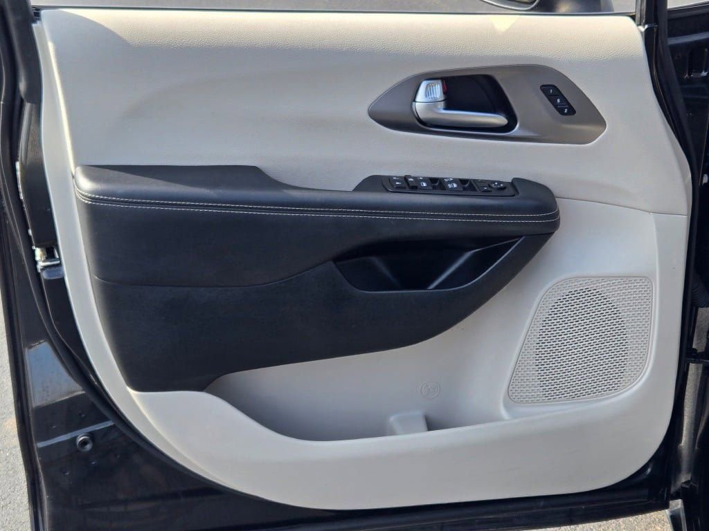 Used 2023 Chrysler Pacifica Touring-L FWD image 22