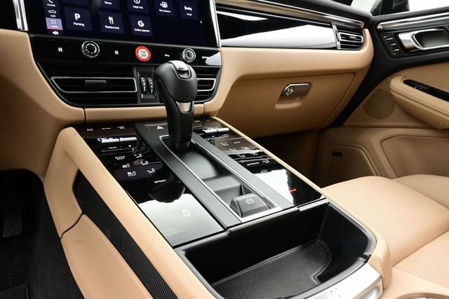 Certified 2025 Porsche Macan AWD/4WD image 11