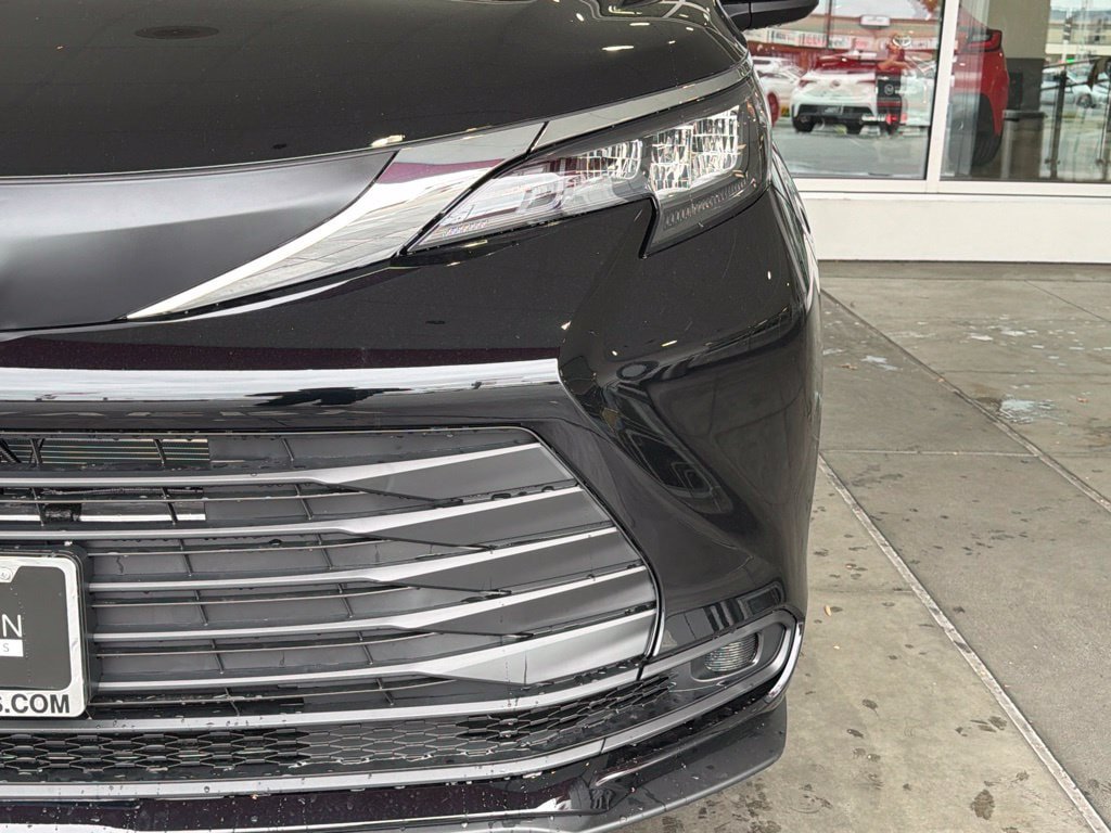 New 2026 Toyota Sienna LE FWD image 5