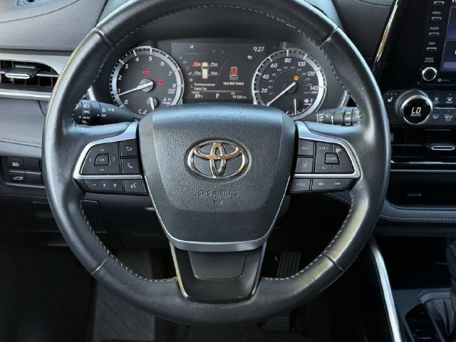 Used 2022 Toyota Highlander XLE FWD image 12