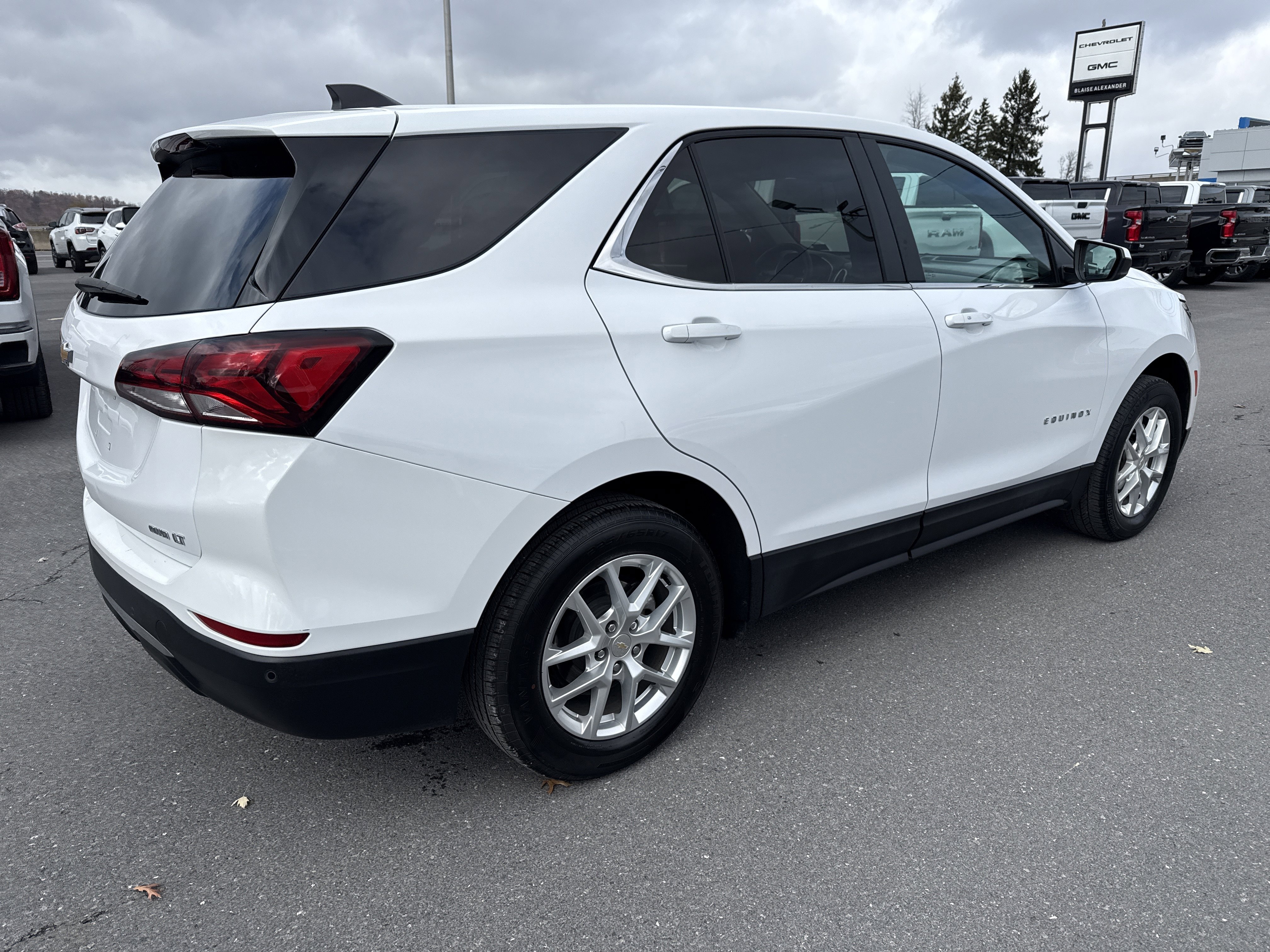 Used 2024 Chevrolet Equinox LT image 3