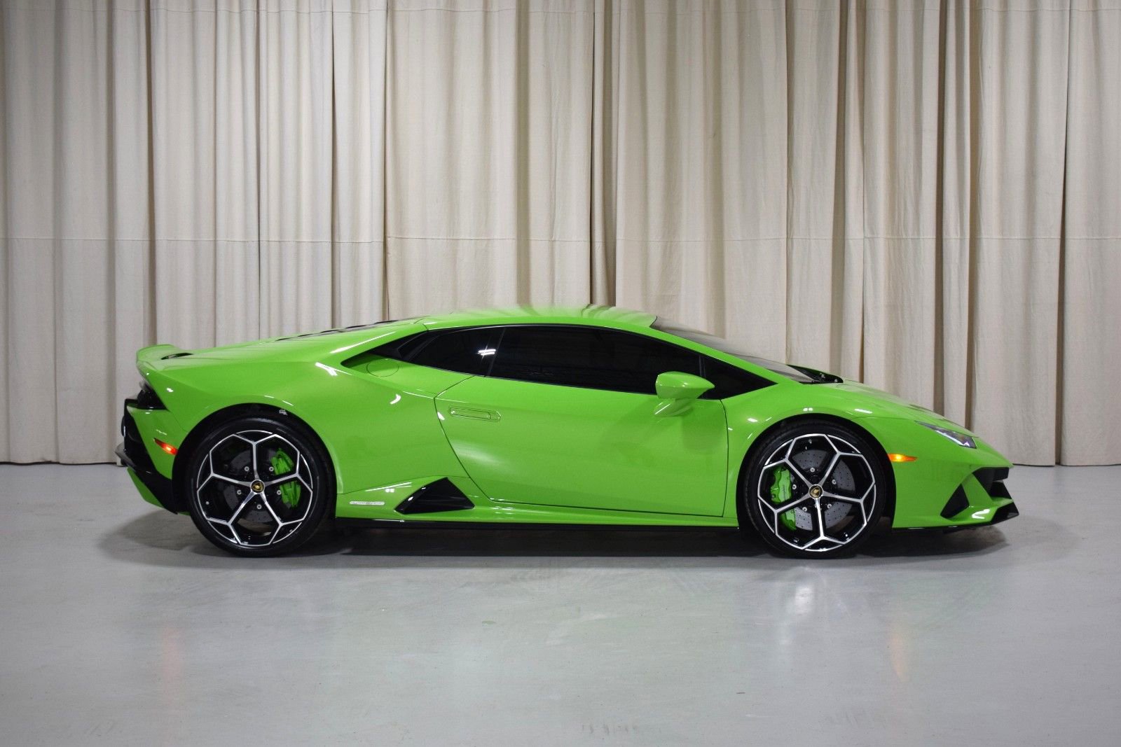 Used 2020 Lamborghini Huracan EVO image 17