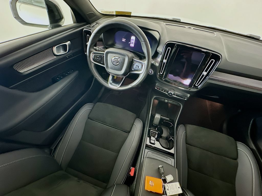 Used 2023 Volvo XC40 B5 Plus AWD/4WD image 9
