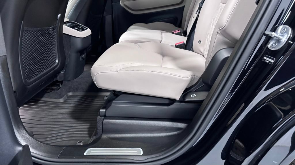 Certified 2025 Volvo XC90 B5 Plus AWD/4WD image 21