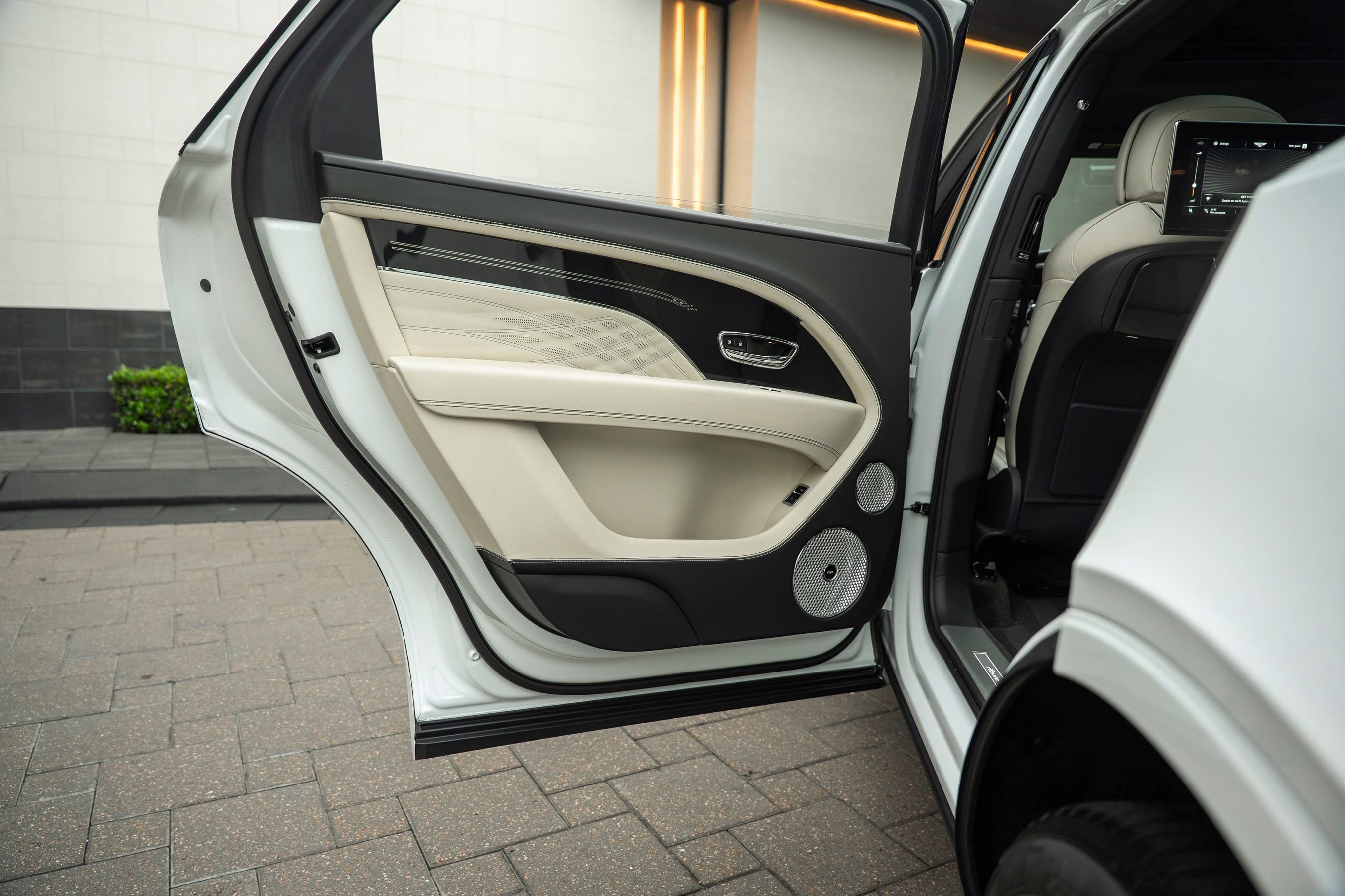 Certified 2023 Bentley Bentayga Extended Wheelbase AWD/4WD image 10