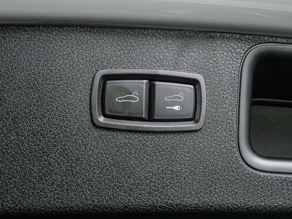 Certified 2026 Porsche Macan Turbo AWD/4WD image 34