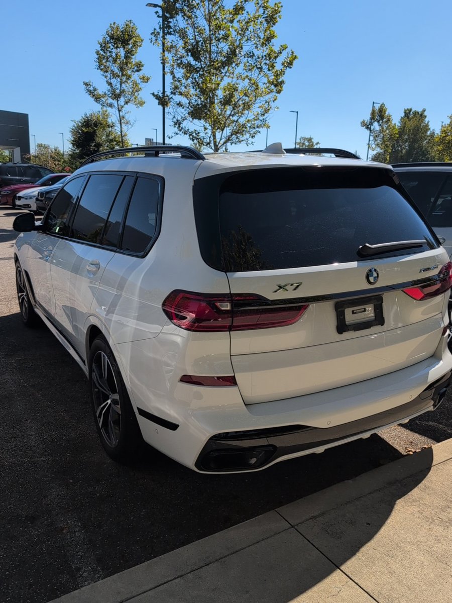 Used 2022 BMW X7 xDrive40i w/ M Sport Package AWD/4WD image 2