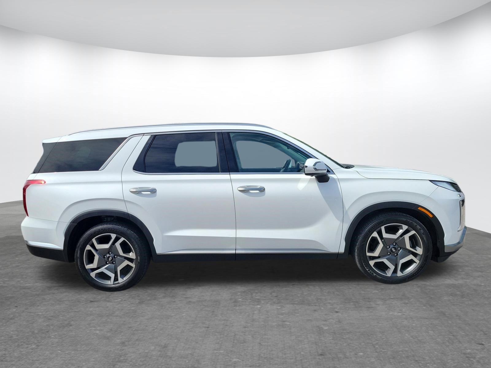 Used 2024 Hyundai Palisade Limited FWD image 2