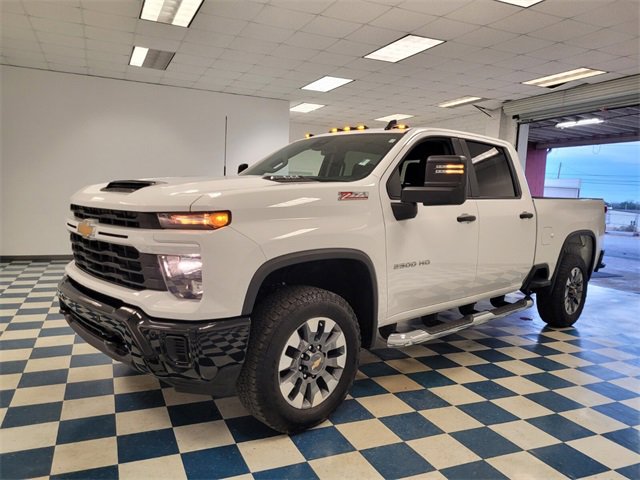 Used 2025 Chevrolet Silverado 2500 Custom w/ Custom Value Package image 3