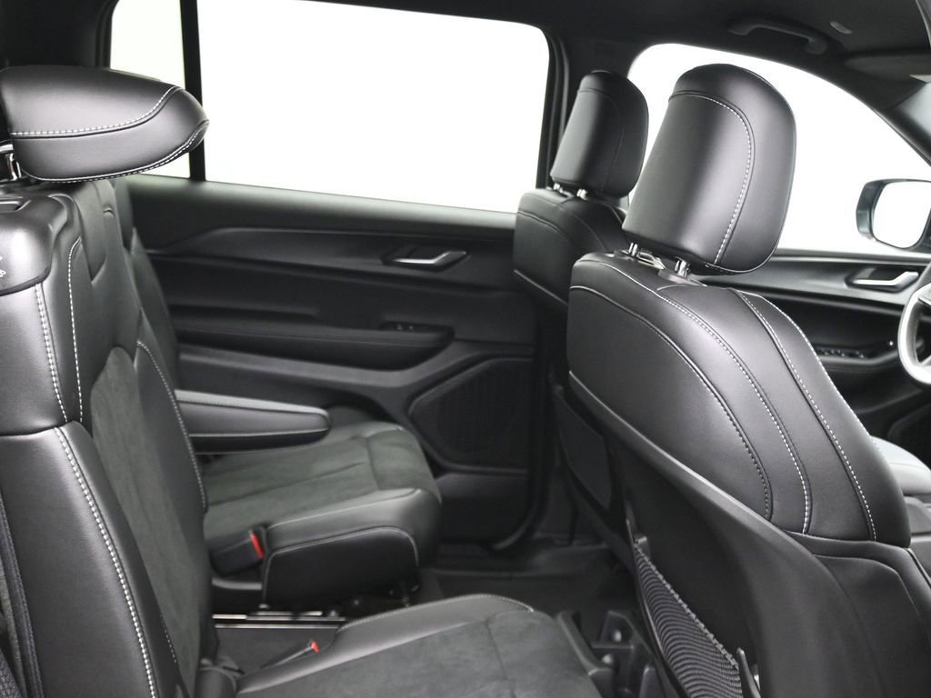 New 2025 Jeep Grand Cherokee L Laredo image 17