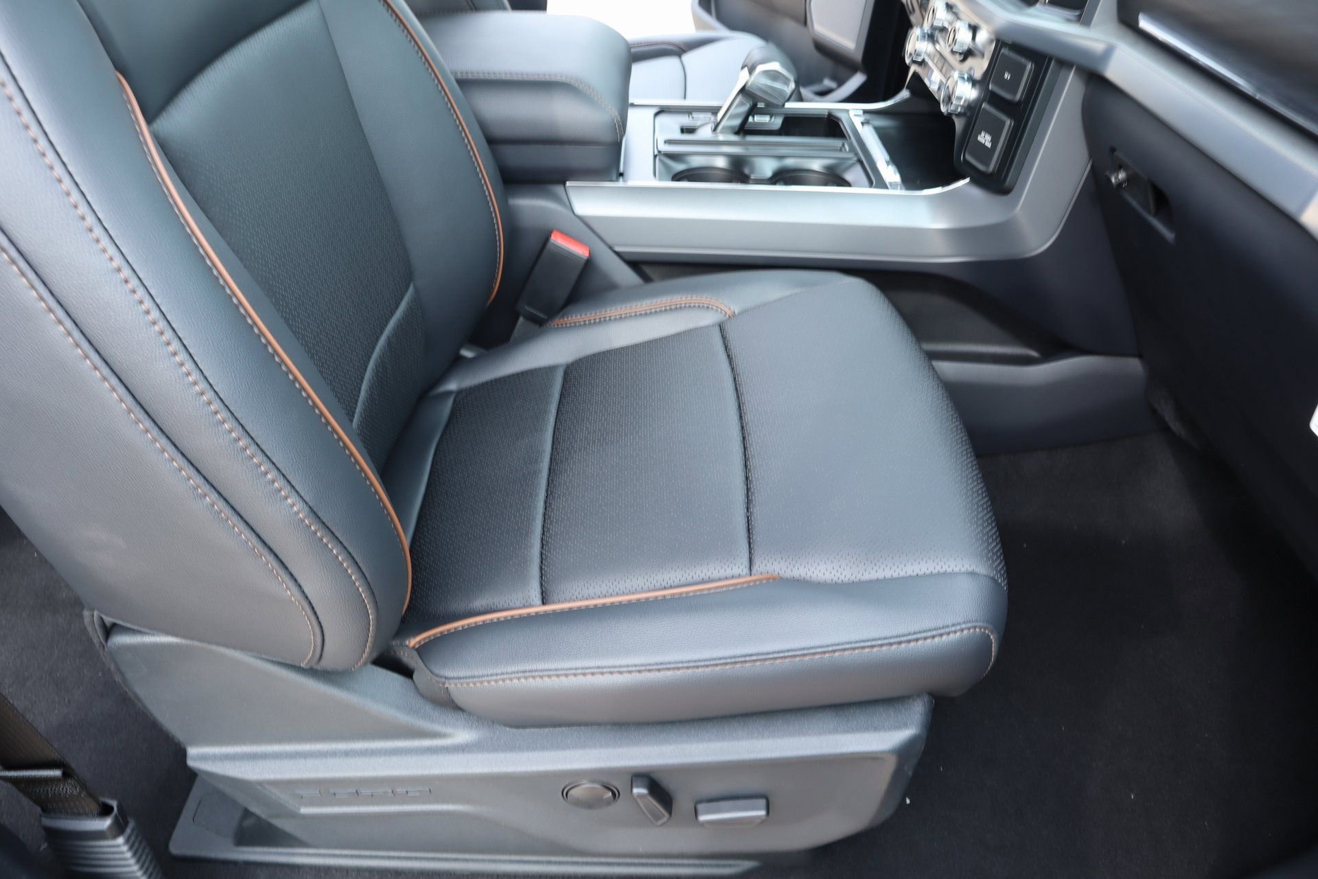 New 2025 Ford F150 Lariat w/ Equipment Group 501A Mid image 15