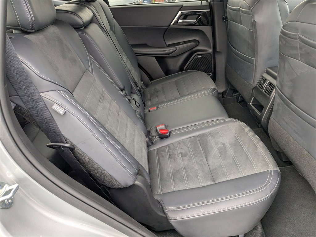 Used 2025 Mitsubishi Outlander SE image 35