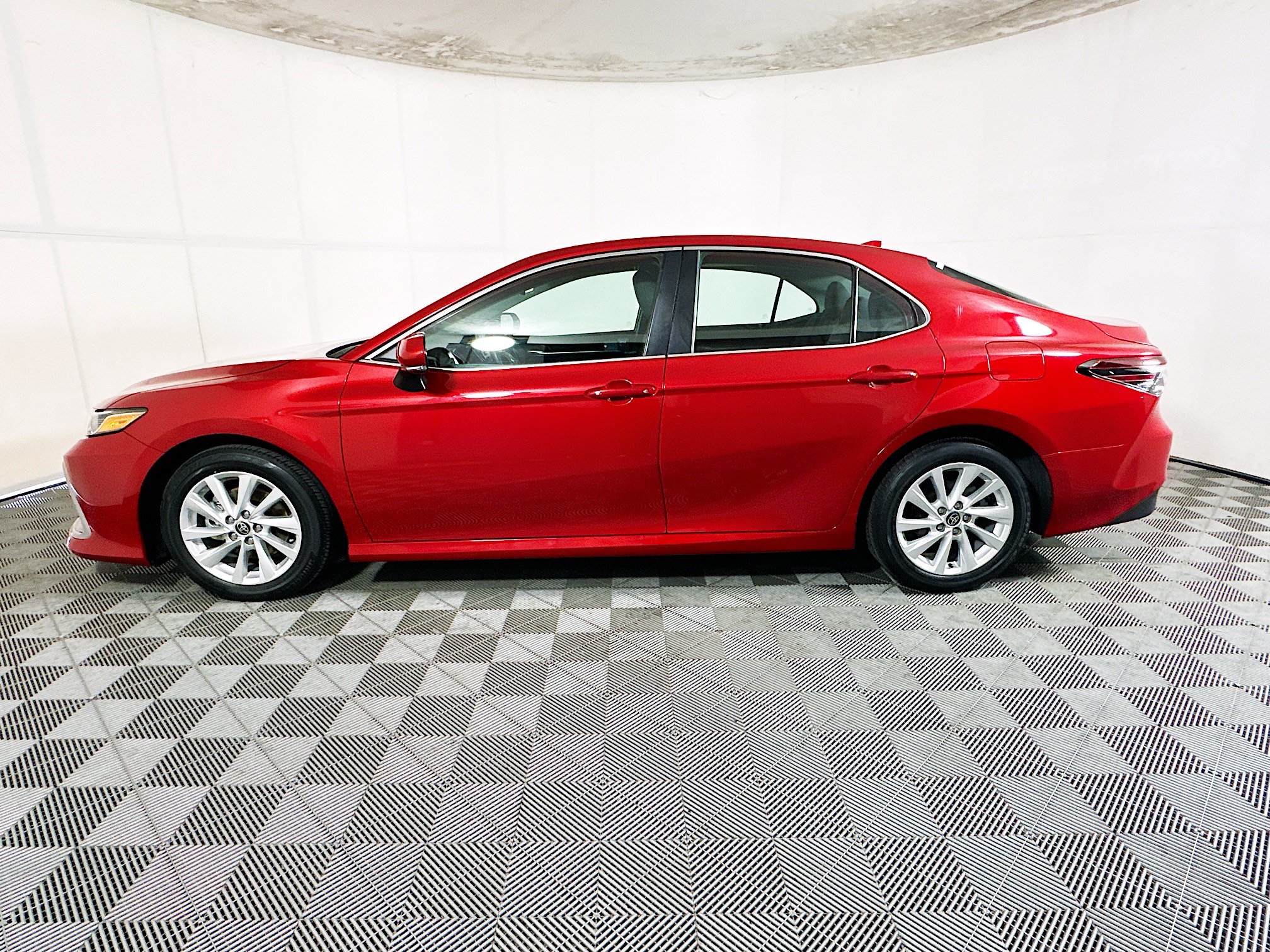 Used 2024 Toyota Camry LE w/ Convenience Package FWD image 6