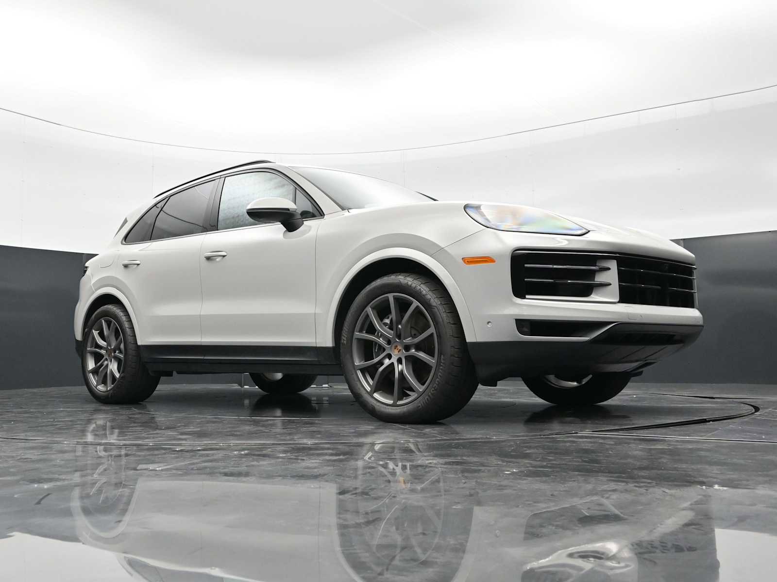 Certified 2025 Porsche Cayenne AWD/4WD image 42