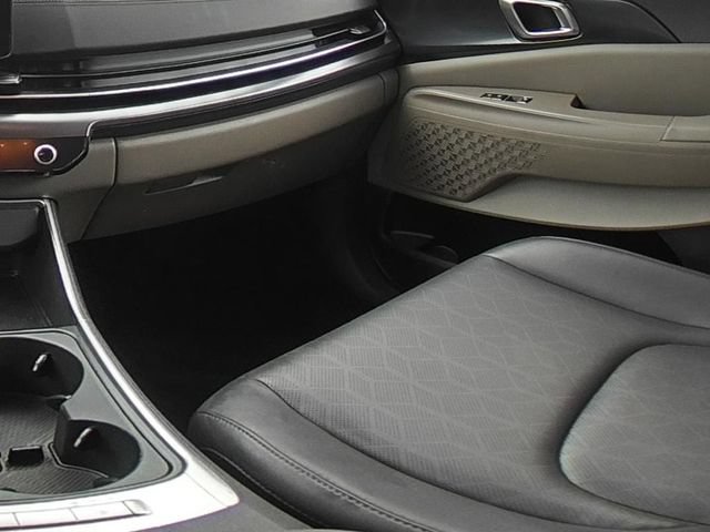 Used 2025 Kia Carnival FWD image 27