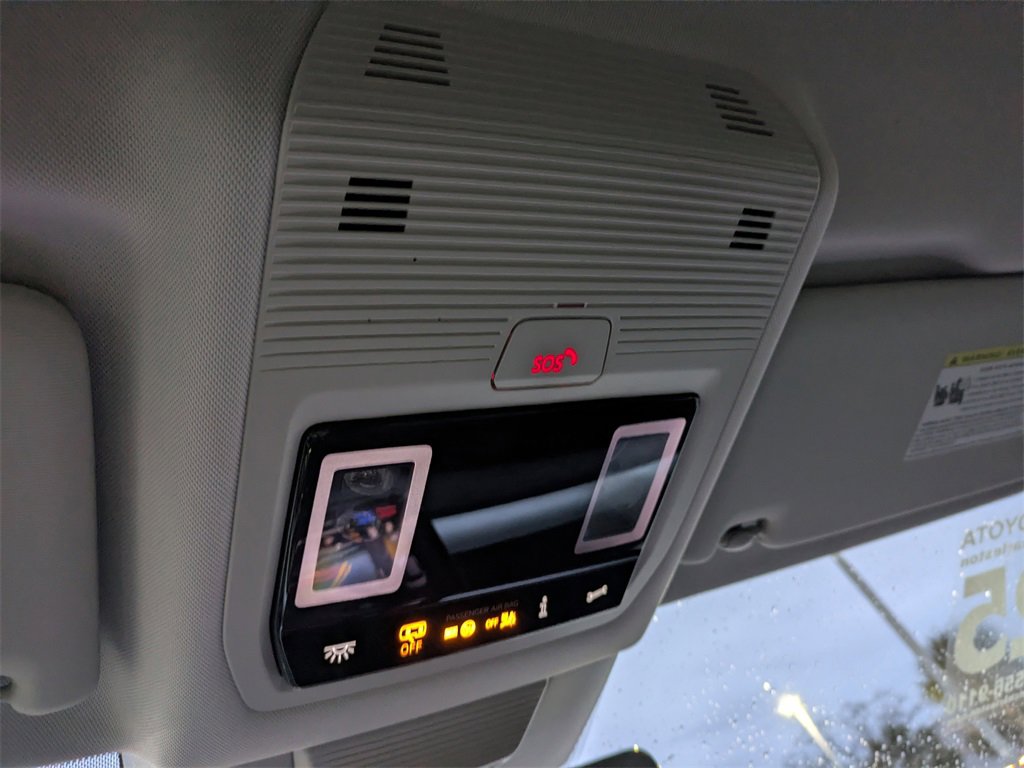 Used 2025 Volkswagen Tiguan SE image 21