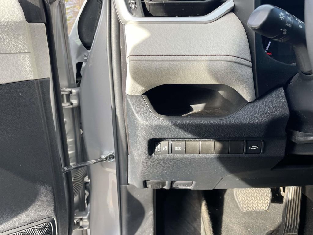 Used 2023 Toyota RAV4 XLE Premium image 32
