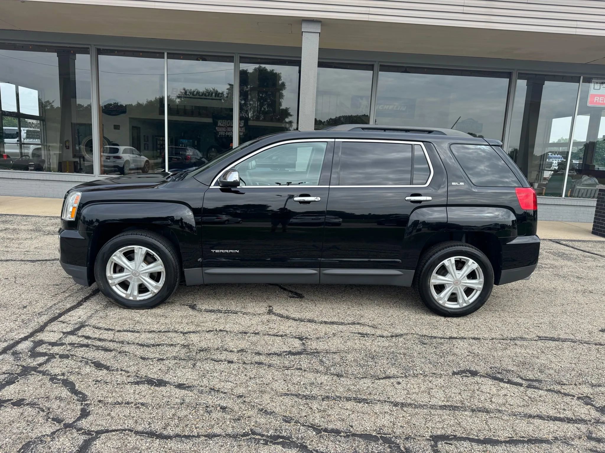 Used 2017 GMC Terrain SLE w/ Chrome Edition image 2