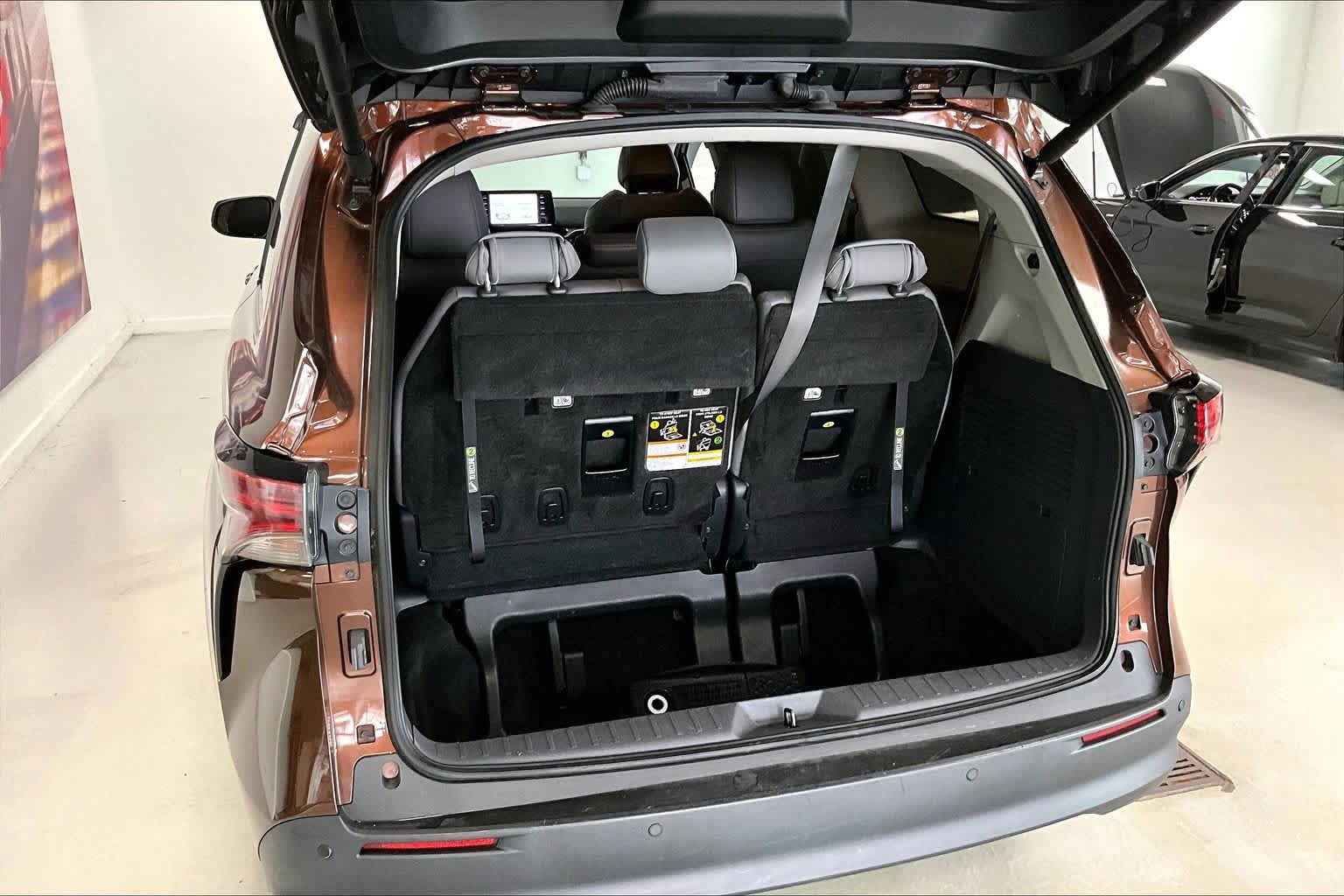 Used 2022 Toyota Sienna XLE image 17