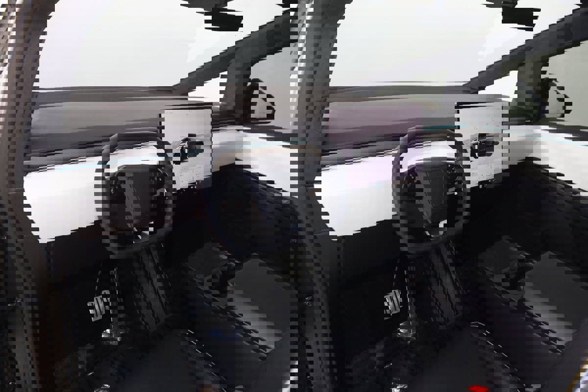 Used 2024 Tesla Cybertruck AWD Crew Cab image 29