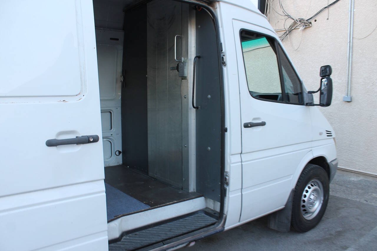 Used 2005 Dodge Sprinter 2500 w/ PWR Convenience Group RWD image 28