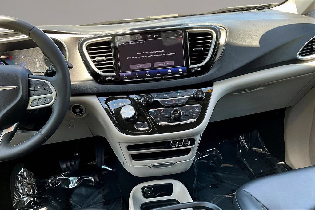Used 2024 Chrysler Pacifica Touring-L FWD image 9