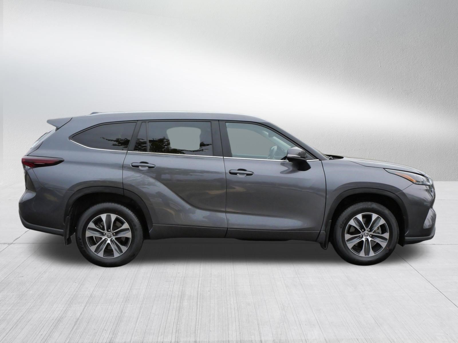 Used 2025 Toyota Highlander XLE AWD/4WD image 9