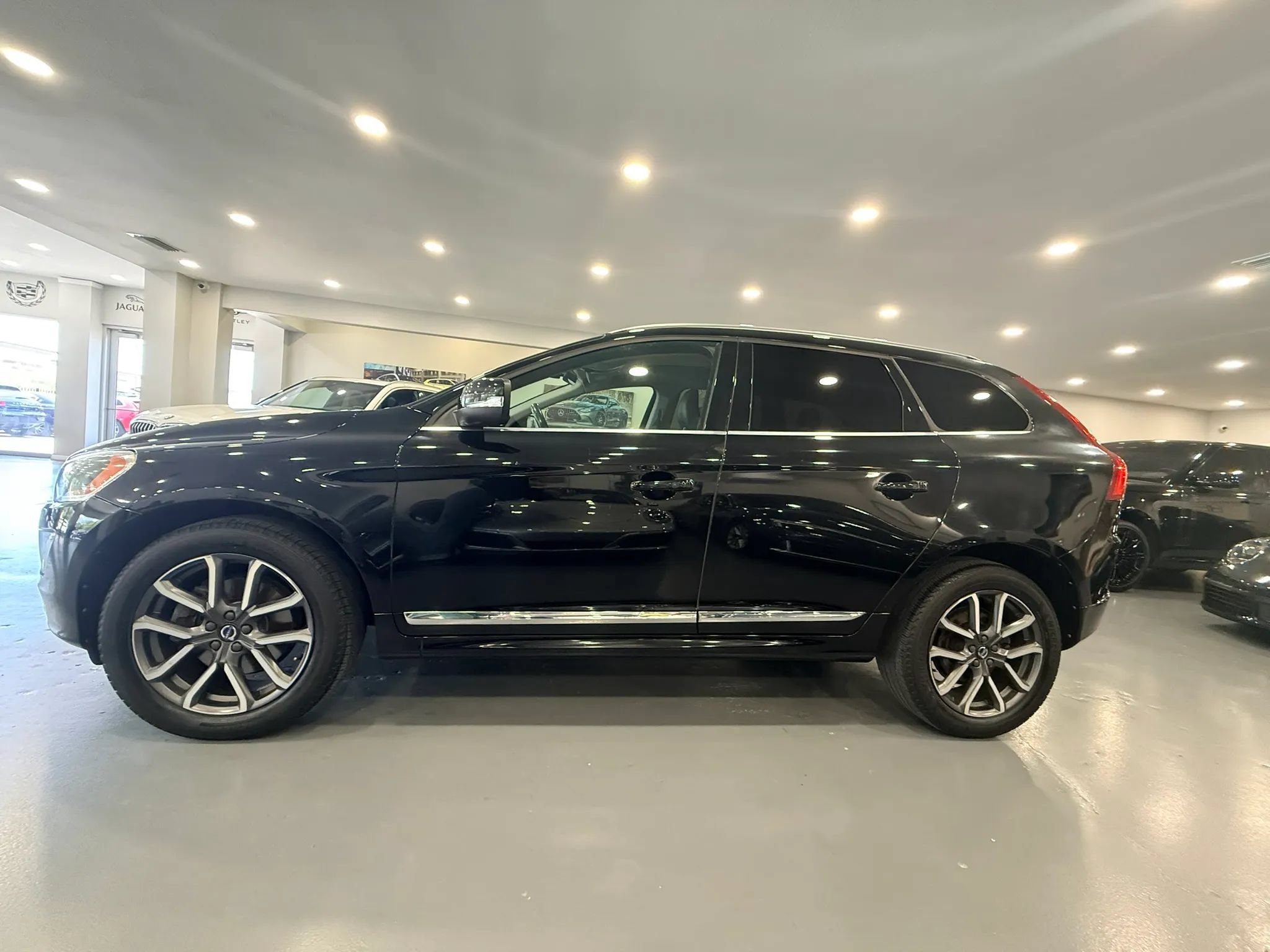 Used 2017 Volvo XC60 T6 Dynamic w/ Preferred Option Package AWD/4WD image 4