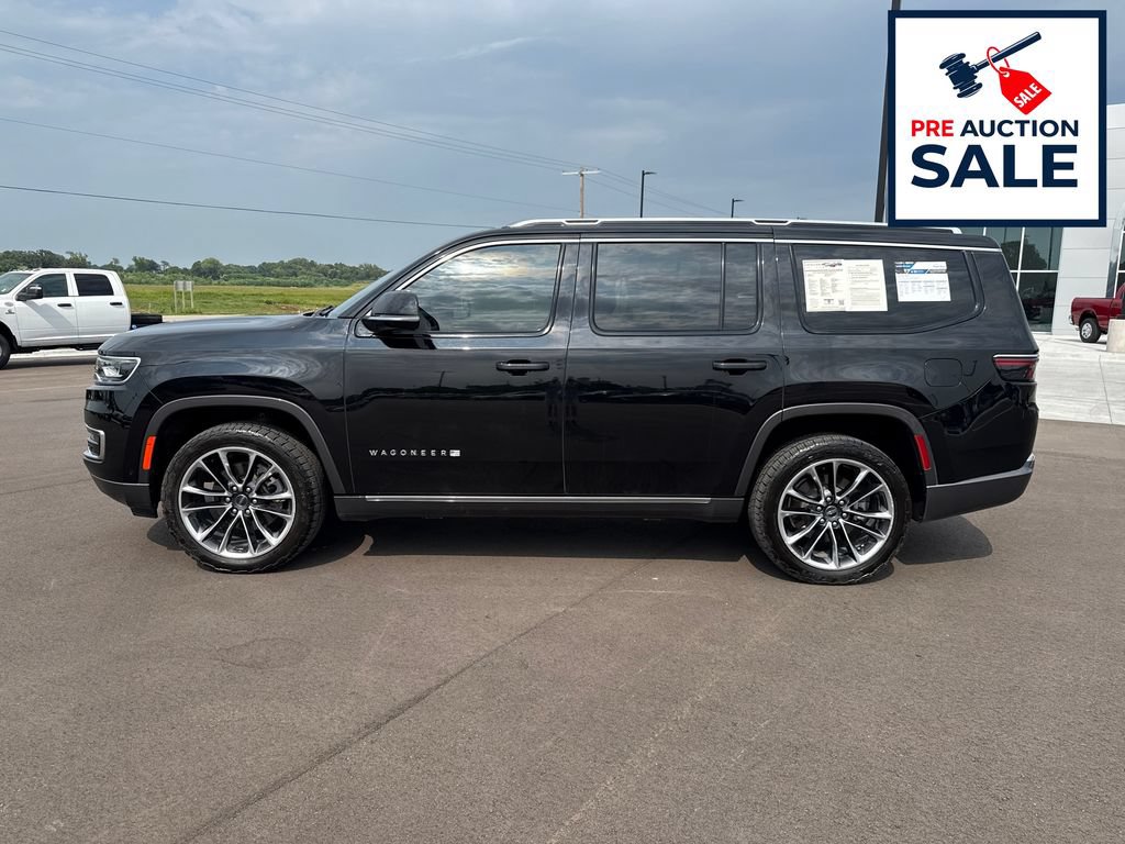 Used 2022 Jeep Wagoneer Series III w/ Premium Group I AWD/4WD image 2