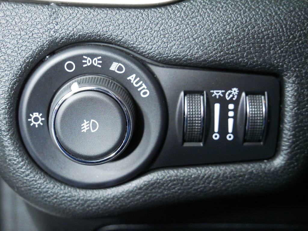 Used 2016 Jeep Cherokee Limited image 24