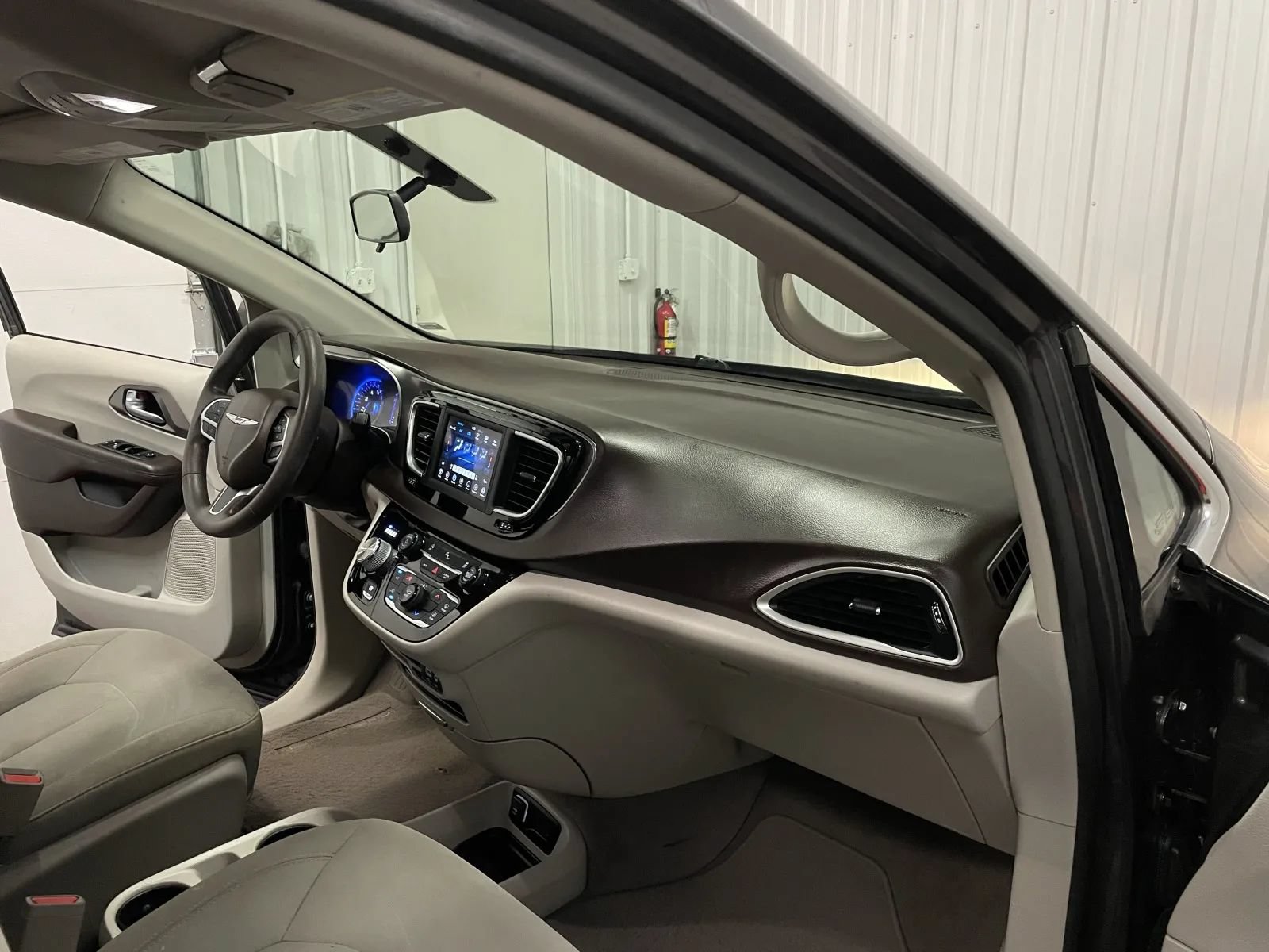 Used 2018 Chrysler Pacifica LX FWD image 41