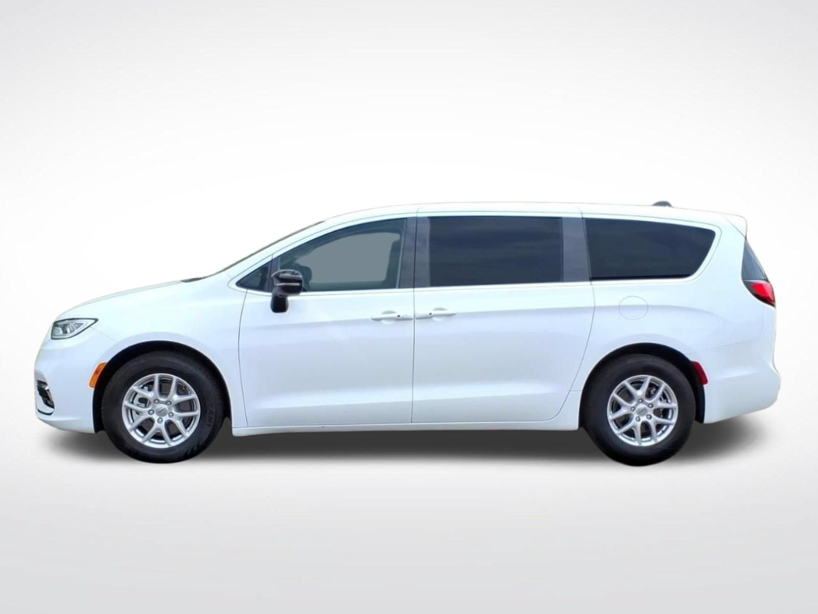 Used 2024 Chrysler Pacifica Touring-L FWD image 2
