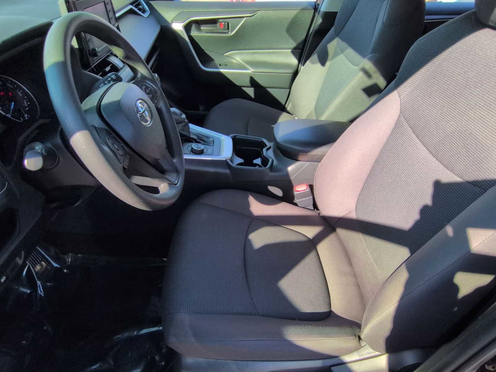 Used 2021 Toyota RAV4 LE image 10