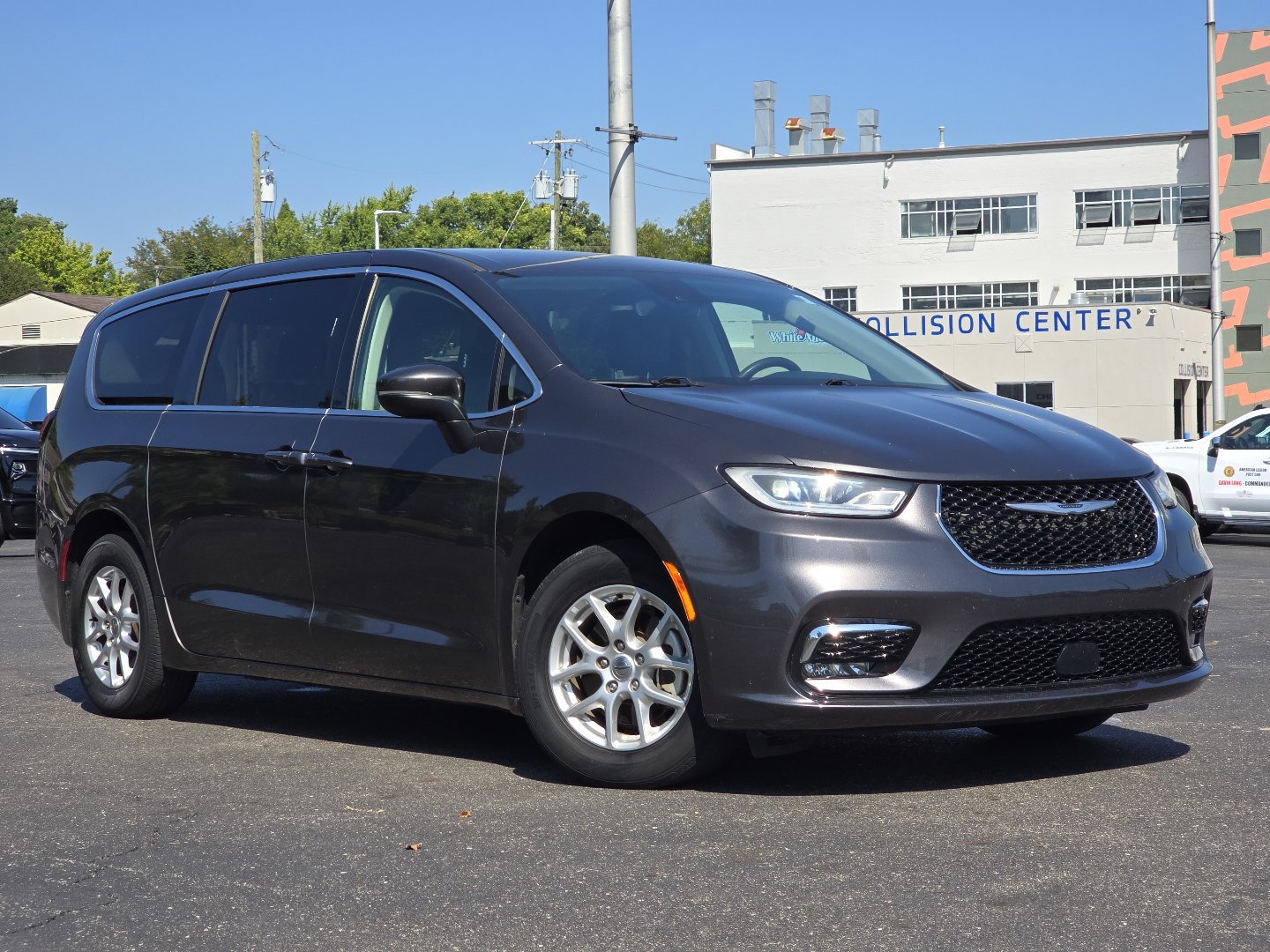 Used 2023 Chrysler Pacifica Touring-L FWD image 2