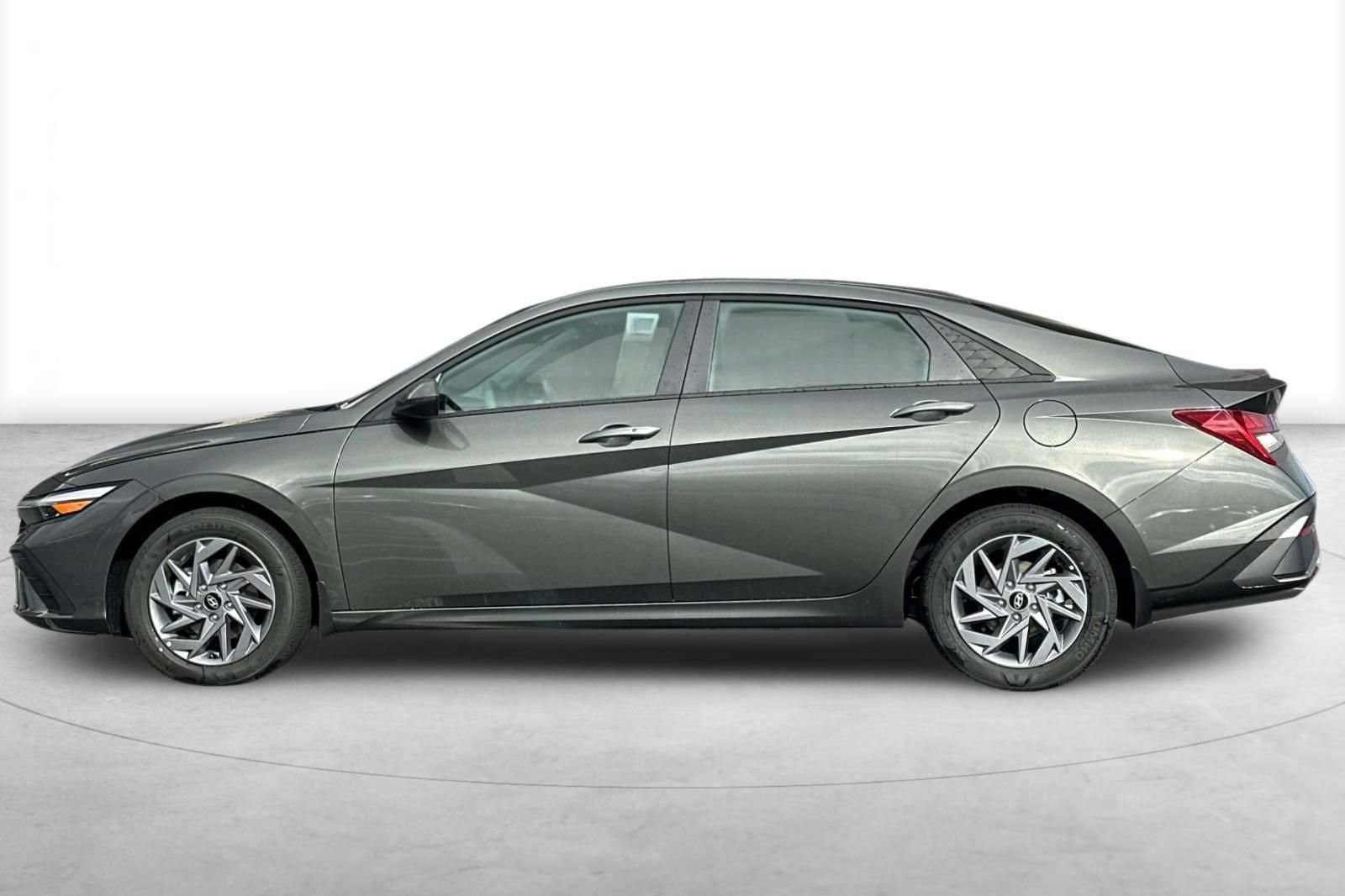 Used 2026 Hyundai Elantra Hybrid FWD image 3