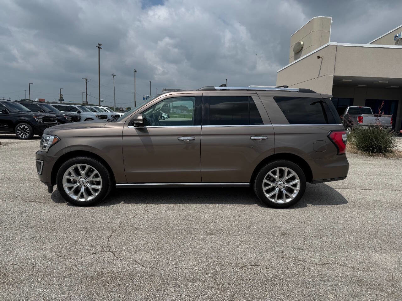 Used 2019 Ford Expedition Limited w/ Equipment Group 302A RWD image 2
