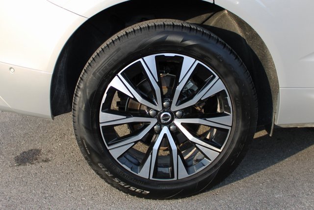 Used 2025 Volvo XC60 B5 Plus image 38