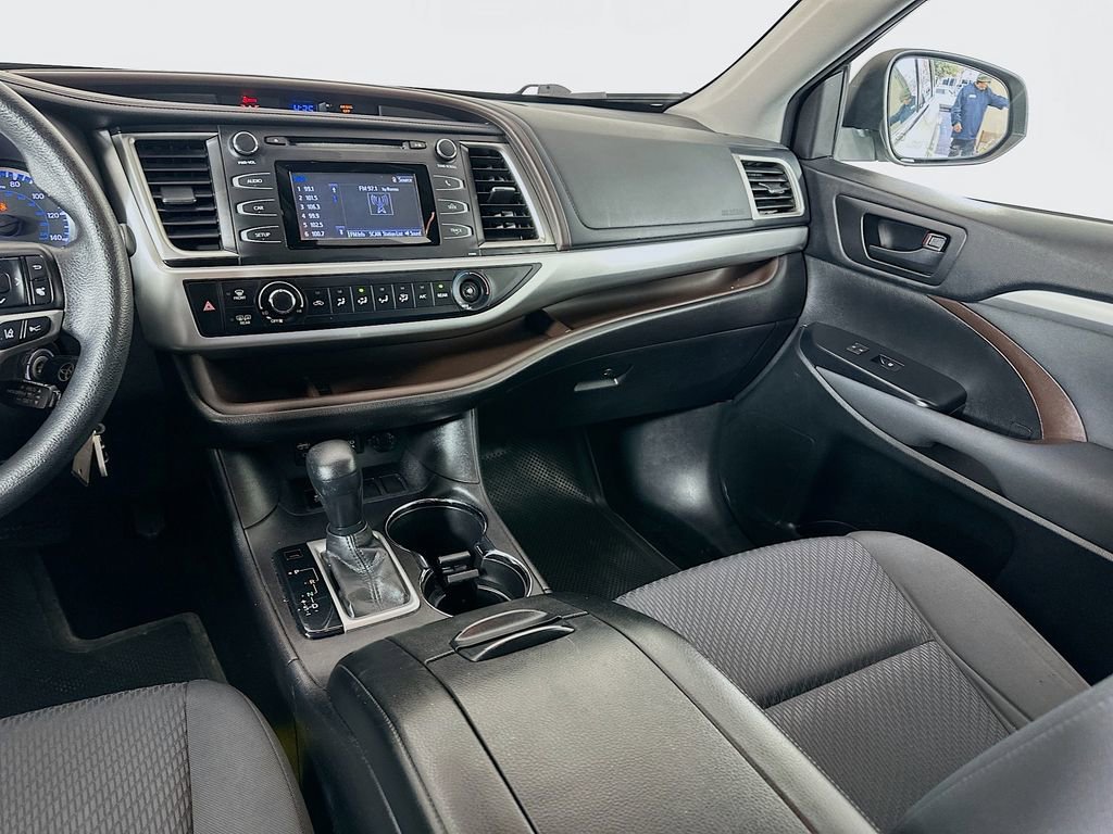 Used 2017 Toyota Highlander LE image 22