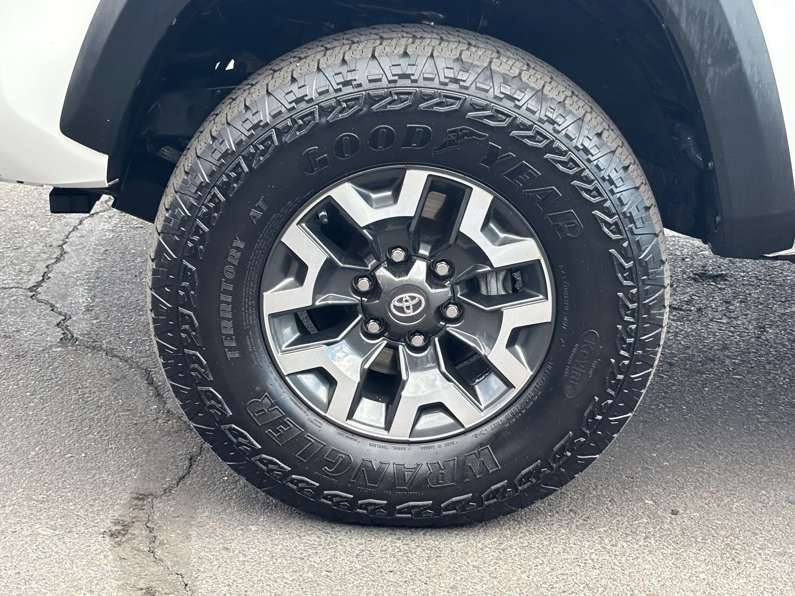 Used 2017 Toyota Tacoma TRD Off-Road image 11