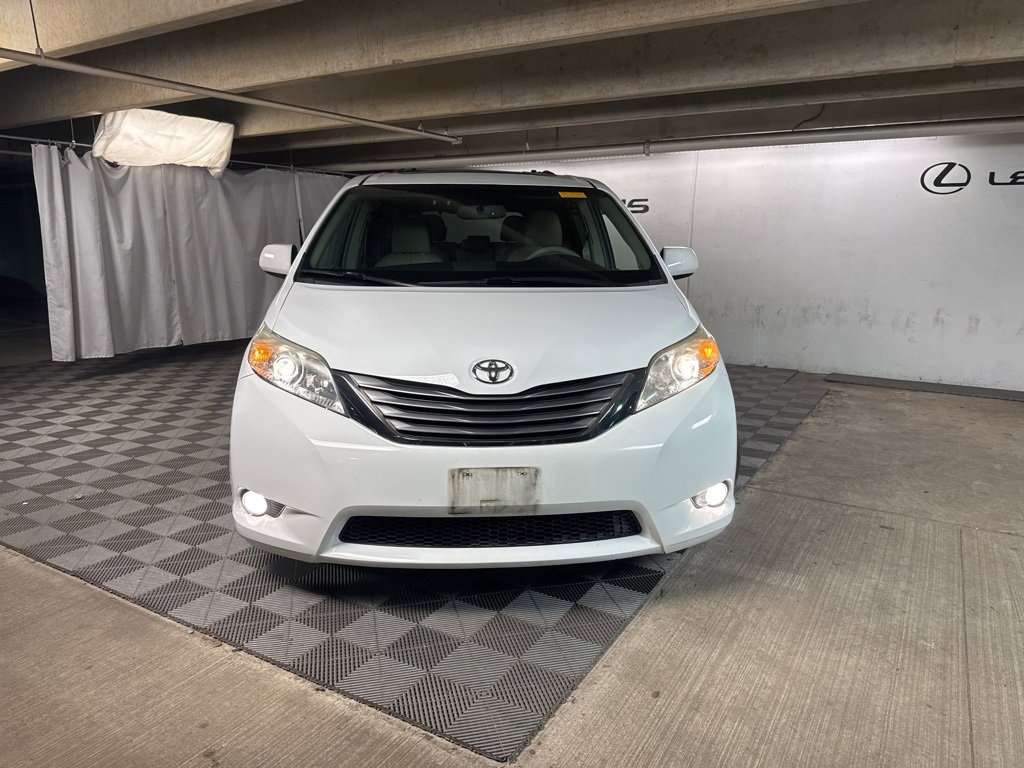 Used 2012 Toyota Sienna XLE image 2