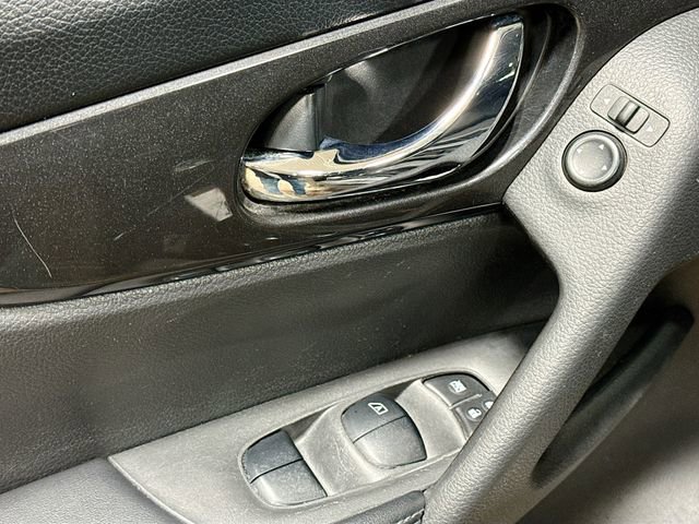 Used 2018 Nissan Rogue SV image 19