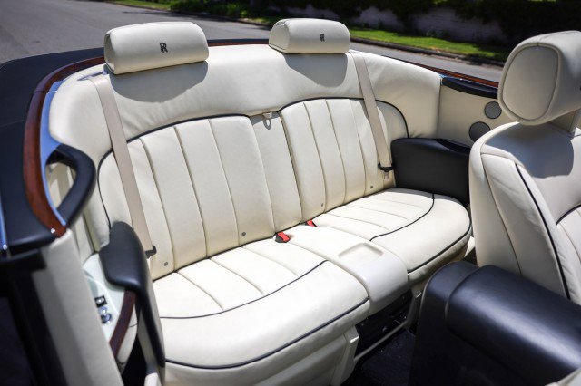 Used 2015 Rolls-Royce Phantom Drophead Coupe image 32