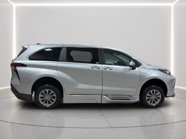 Used 2023 Toyota Sienna XLE FWD image 6